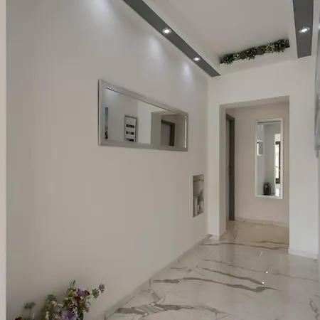Royal Gold Apartment *